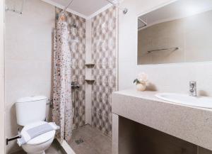 Koupelna v ubytování Eva Marina Hotel