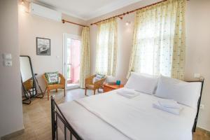 a bedroom with a large white bed in a room at Azure Bay Villa by RentalsPro - Neos Marmaras Halkidiki in Paradisos
