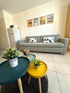 Posezení v ubytování Charmant appartement cosy, terrasse proche des pistes et du centre du village - WIFI gratuit