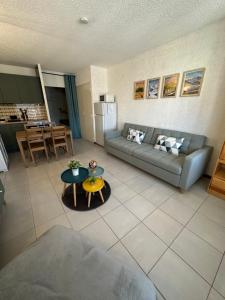 Posezení v ubytování Charmant appartement cosy, terrasse proche des pistes et du centre du village - WIFI gratuit