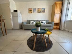 Posezení v ubytování Charmant appartement cosy, terrasse proche des pistes et du centre du village - WIFI gratuit