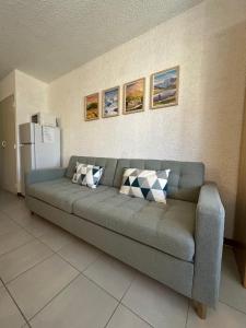 Posezení v ubytování Charmant appartement cosy, terrasse proche des pistes et du centre du village - WIFI gratuit