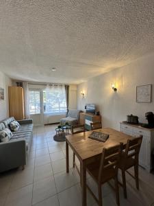Posezení v ubytování Charmant appartement cosy, terrasse proche des pistes et du centre du village - WIFI gratuit