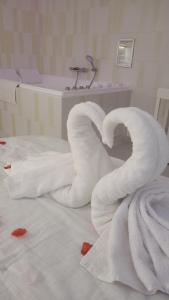Letto o letti in una camera di Love room à 30 mn des plages et de Vannes