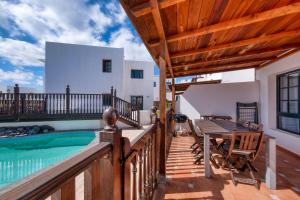 Μπαλκόνι ή βεράντα στο Casa Hibiscus - Shared Pool and BBQ - Close to Seafront Promenade By Lanzarote Vacation Homes