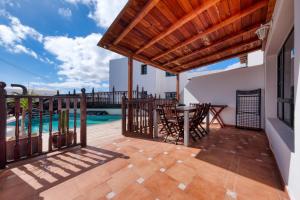 Πισίνα στο ή κοντά στο Casa Hibiscus - Shared Pool and BBQ - Close to Seafront Promenade By Lanzarote Vacation Homes