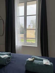 Giường trong phòng chung tại El Castillo Face au Château et Climatisé