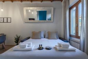 a bedroom with a bed with a mirror on the wall at Charming Apartment 18 min da Firenze in Prato
