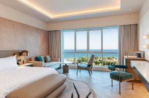 Postel nebo postele na pokoji v ubytování Le Meridien Al Aqah Beach Resort