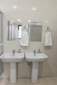 Hostel 1001 Noch في طشقند: حمام به مغسلتين ومرآة +12 صورة