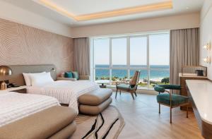 Postel nebo postele na pokoji v ubytování Le Meridien Al Aqah Beach Resort