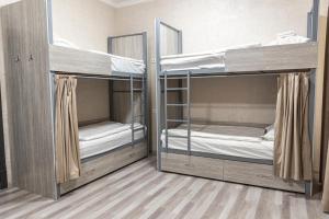 Hostel 1001 Noch في طشقند: سريرين بطابقين في غرفة