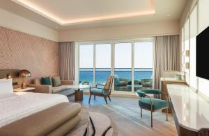 Postel nebo postele na pokoji v ubytování Le Meridien Al Aqah Beach Resort