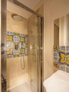 ラグーザにあるIl Duomo Relaisのバスルーム(シャワー、洗面台、トイレ付)