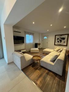 a large living room with two couches and a table at Appartement de standing aux portes de Propriano in Propriano