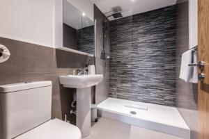 Koupelna v ubytování Chavasse Cove Sleeping 6 Guests With Parking + 35 fotografií