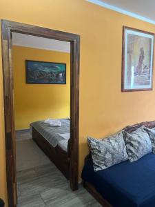 Rúm í herbergi á Hotel "VIR"
