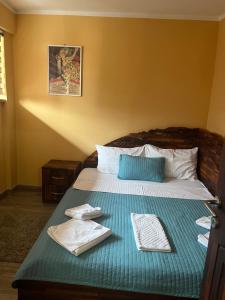 Rúm í herbergi á Hotel "VIR"