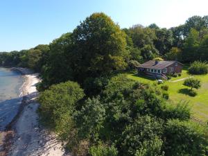 an aerial view of a house next to the beach at Ferienhaus Hedwigsblick in Westerholz