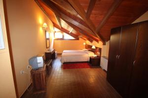 A bed or beds in a room at Grand Hotel Dentro