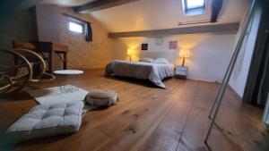 une chambre avec un lit et une table dans une pièce dans l'établissement Gîtes Les Fées du Gard - Au pied des Cévennes, à Rousson 23 autres photos