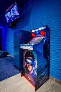 a video game machine with a picture on it at M&V Resort Camping in Langrune-sur-Mer
