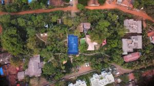 North goaCircle的享有带房屋和树木的庭院的顶部景色