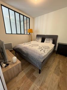 Postel nebo postele na pokoji v ubytování Quiet accommodation near train station