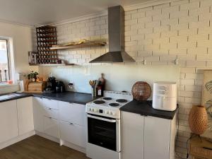 Η κουζίνα ή μικρή κουζίνα στο Inner City Cozy Retreat Near Geelong CBD +12 φωτογραφίες