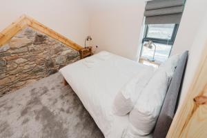 Rúm í herbergi á Old Kyle Farm - Stunning Views - 2 mins from Skye Bridge