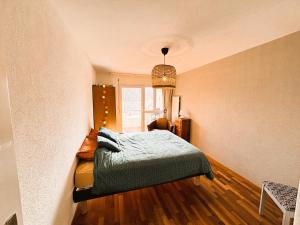 una camera da letto con un letto e una finestra di Chez Camille & Sébastien a Bevaix