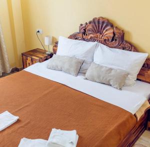 Rúm í herbergi á Hotel "VIR"