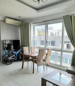 a living room with a dining room table and chairs at Chung cư sunrise Becamex in Ấp Phú Thọ