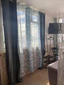 Sjónvarps- og/eða afþreyingartæki á PENTHOUSE SEASIDE 10 MIN port, croisière et aéroport