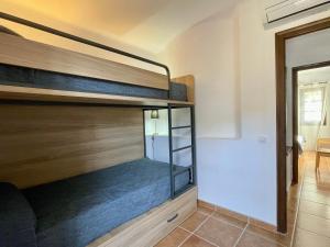 ein Schlafzimmer mit Etagenbetten in einem Zimmer in der Unterkunft PIVERD DEL GOLF 58 in Pals + 17 Fotos