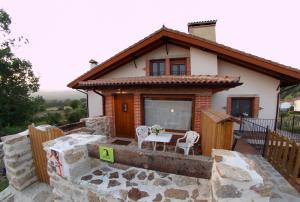 a small house with a table and two chairs at Altillo del Aravalle in Umbrías
