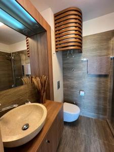 バシュカ・ヴォダにあるBlue Heaven apartmentの洗面台とトイレ付きのバスルーム +14枚の写真