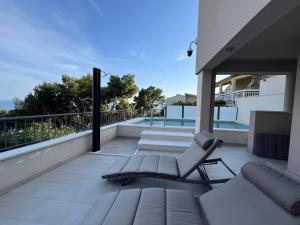 バシュカ・ヴォダにあるBlue Heaven apartmentのパティオ(ソファ、椅子付)