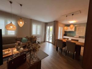 バシュカ・ヴォダにあるBlue Heaven apartmentのテーブルと椅子のあるキッチンとリビングルーム