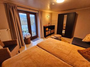 Un dormitorio con una cama grande y una ventana. en Le Plein Sud, en Stoumont