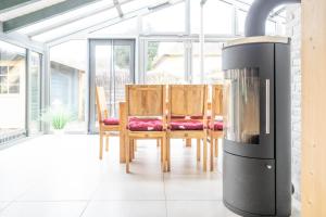 a dining room with a table and chairs and a stove at Hol(t)z Hus in Born