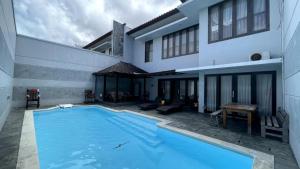 レギャンにあるBali mansion kutaの家の前のプール