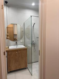 une salle de bain avec un lavabo et une douche avec un miroir dans l'établissement Bamboo Beach Tsikhisdziri, à Tsikhisdziri