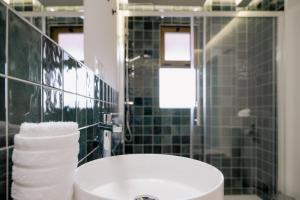 アルカンタリージャにあるAcogedores apartamentos en el centroの緑のタイルのバスルーム(洗面台、トイレ付) +9枚の写真