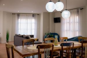a living room with a table and chairs at Acogedores apartamentos en el centro in Alcantarilla