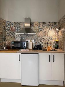 アルカンタリージャにあるAcogedores apartamentos en el centroの白いキャビネットとカウンタートップを備えたキッチン