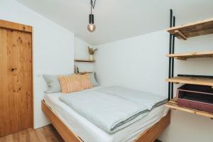 Postel nebo postele na pokoji v ubytování Modernes Tinyhouse Trailer Cabins am Waldrand - mit Seezugang + 34 fotografií