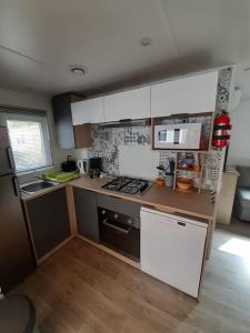 Kuchyň nebo kuchyňský kout v ubytování Mobilhome dans Camping Vias plage