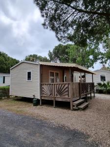 Budova, kde se kemp nachází