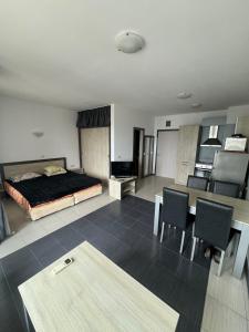 チェルノモレツにあるRelaxing apartment - 100 meters from the seaのベッドとテーブルと椅子のある寝室